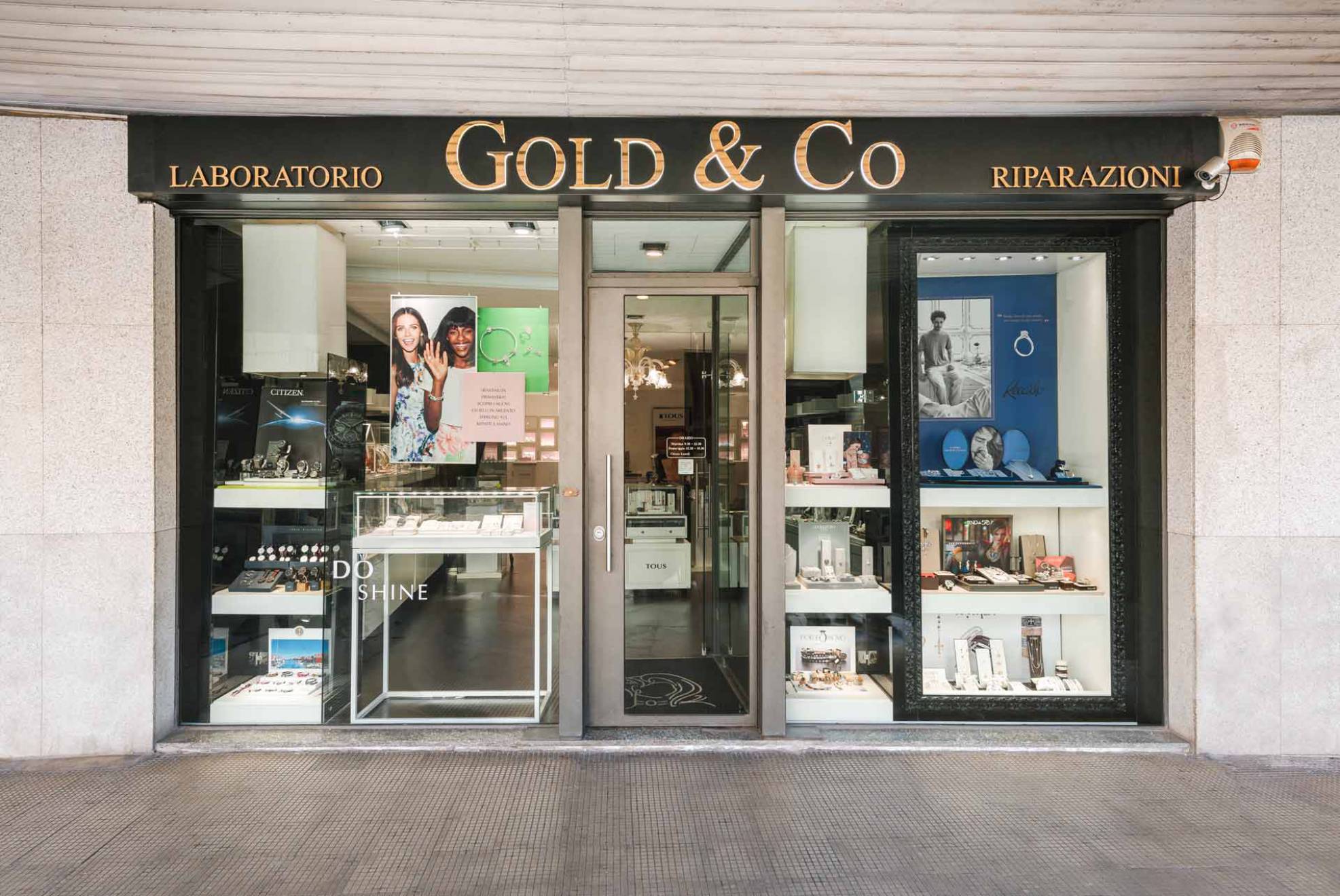 Servizio fotografico per la gioielleria gold&co; realizzato da NewVisibility